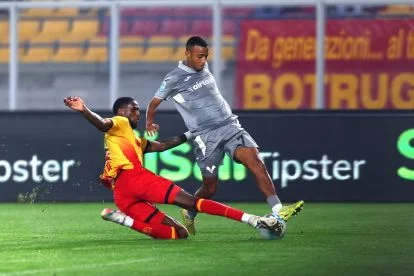 LECCE, ITALY - NOVEMBER 08: Kialonda Gaspar of US Lecce competes for the ball with Rafik Belghali of Hellas Verona FC during the Serie A match between US Lecce and Hellas Verona FC at Stadio Via del Mare on November 08, 2025 in Lecce, Italy. (Photo by Maurizio Lagana/Getty Images)