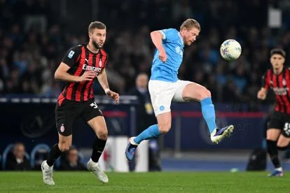 Kevin De Bruyne of SSC Napoli battles for possession during a match